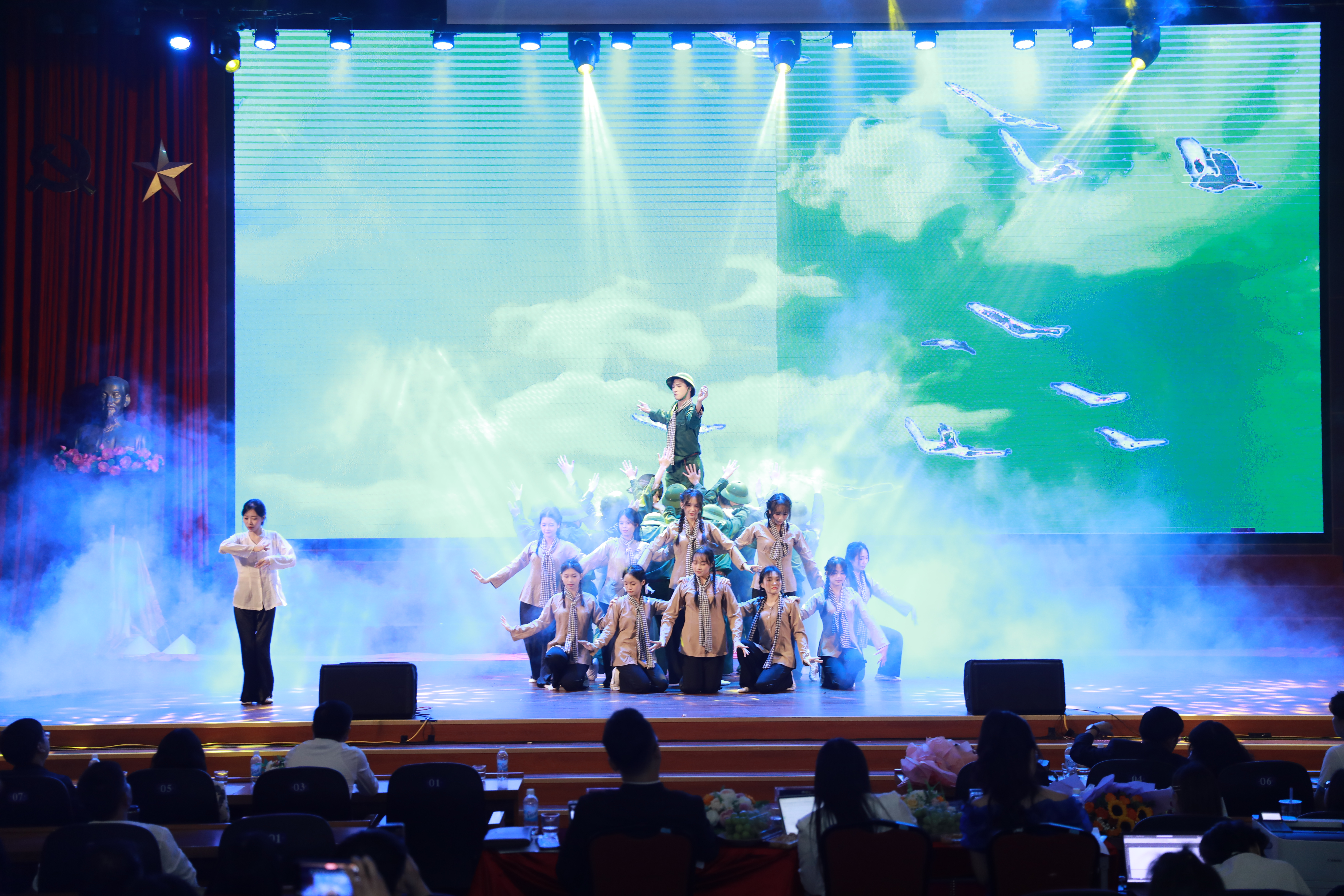 KHOA CÔNG NGHỆ THÔNG TIN ĐẠT GIẢI NHÌ TOÀN ĐOÀN TẠI CHƯƠNG TRÌNH VĂN NGHỆ CHÀO MỪNG 20/11