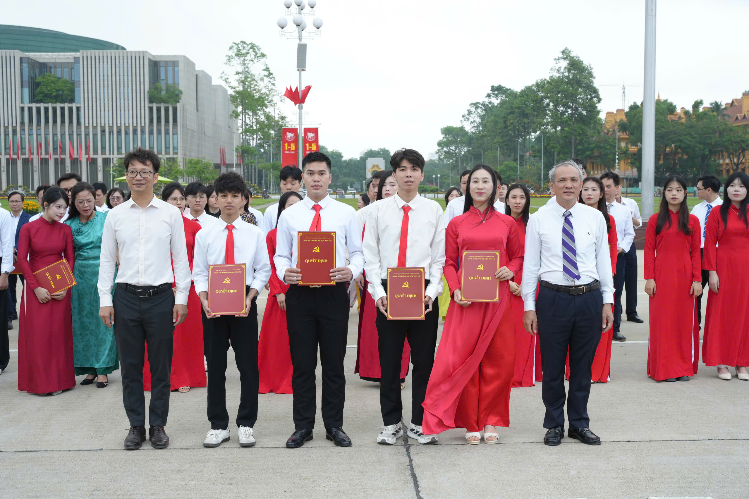 CHI BỘ CÔNG NGHỆ THÔNG TIN 4 – CHÚC MỪNG CÁC ĐỒNG CHÍ ĐƯỢC KẾT NẠP ĐẢNG (06/05/2026)